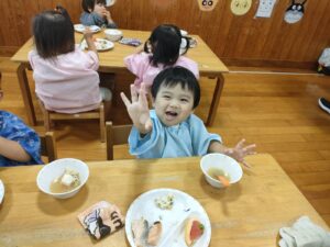 うさぎ組の楽しい給食♪　(大竹彩)