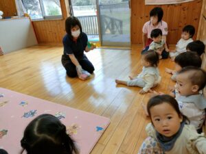 落ち葉貼りをしたよ～！！(村山)