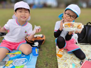 園庭でお弁当♩(永井)