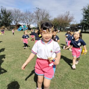 落ち葉遊び（山﨑）