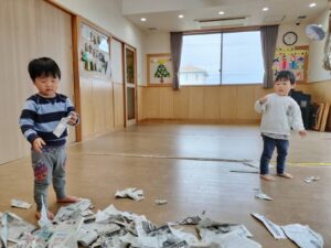 新聞紙遊びをしたよ！（吉田）