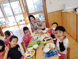 かぜ組とうみ組の給食の様子（吉川）