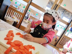 食育活動『いちごカレー作り』（吉川）