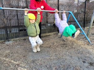 鉄棒遊び♪ (古堀)