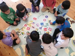 ☆パイナップル組さんとカードゲームしました☆（柳田）