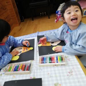 ☆クレヨン遊びと制服着替え☆（瀬端）
