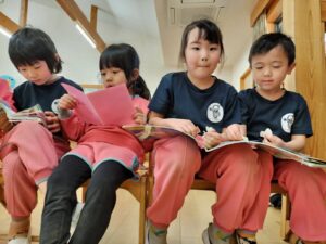 戸外活動と絵本を読んでいる様子（吉川）