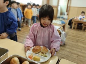 自分で給食運べるよ！（田中島）