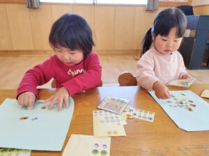 シール遊びと戸外でフラフープなどでたくさん遊んだよ。（鯉沼）