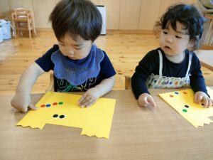 母の日制作の様子（生井）