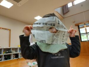 うさぎ組の新聞紙遊び＆給食の様子☆（落合）