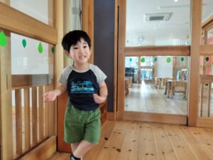 みつば保育園の園庭で(山縣)