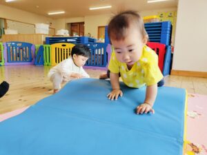 マット遊びをしたよ！(用皆)