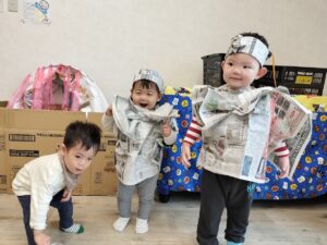 新聞紙遊び楽しかったね（早乙女）