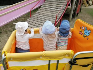 園庭で遊んだよ♡（若林）