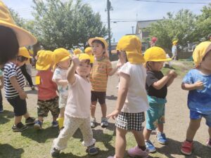 風に乗ってゆくしゃぼん玉(足立)