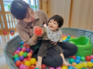 ボールプールで遊んだよ（小原）