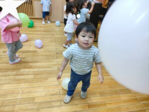 風船遊び（佐藤ゆ）