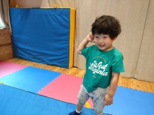 マットに手押し車！遊戯室遊び（木川）