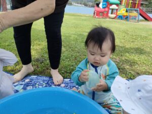 7月8日　園庭で水遊び楽しいね♪（井上）