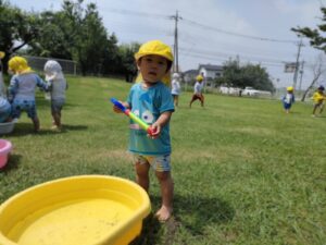 ７月９日　つき組さん、戸外で水遊び♬（篠崎）