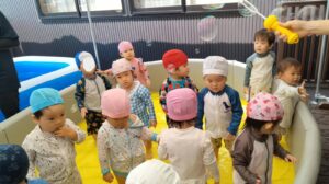 プールでシャボン玉遊びをしたよ.o○（金子）