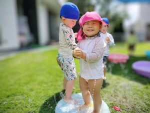 ビニール袋で水遊び（早乙女）