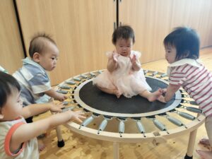 トランポリンと手押し車♪（遠藤）