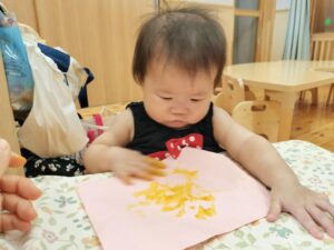 絵の具でペタペタ（小原）