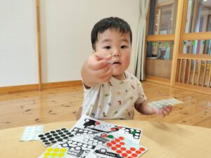 シール貼り（江藤）