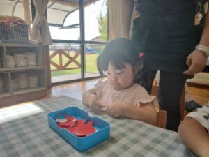 ちぎり絵でりんごを作ったよ！(下妻)