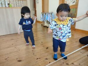 ゴム跳びと新聞紙遊び(福永)