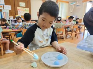 箸遊びに挑戦☆(鈴木)