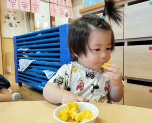 おやつを食べてパワーチャージ！(伊藤ゆ)