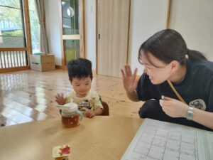 部屋も戸外も楽しいね（江藤）