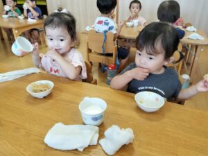 『にじ組午睡の様子』　松本