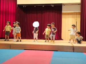 広い舞台楽しいな　(鈴木)