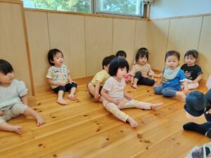 戸外遊びの前に．．．(神野)