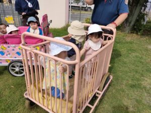 園庭散歩したよ♬(谷田貝)