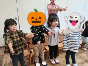 英語あそびと絵本の貸し出し(小島)