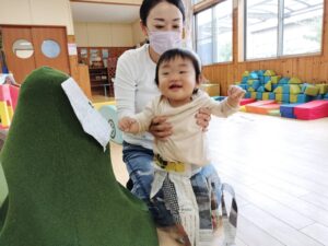 10月20日　新聞紙遊び（舘野）