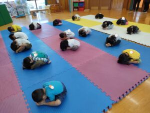 体操指導に園庭遊びで盛りだくさんでした☆（加藤）