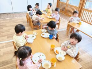 １歳児給食の様子（小峰）