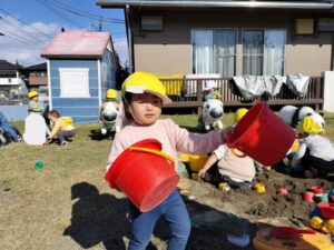 11月10日　つき組、元気に戸外遊び（篠﨑）