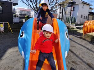 みつば保育園の園庭であそんだよ（早乙女）