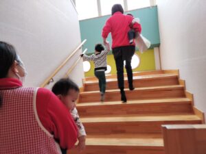 みつば保育園の園庭で(山縣)