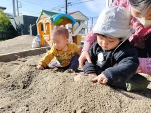 【乳児組】さつまいも掘りごっこ(大島)