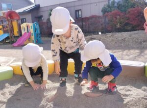 さつまいもほりごっこ(山縣)