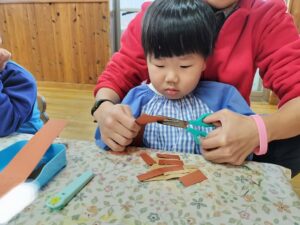 ハサミをつかったよ！(亀田)