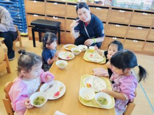 室内遊びと給食の様子（吉川）